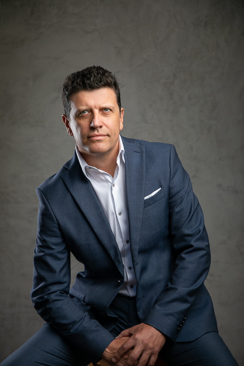 fotografo-especializado-em-retratos-corporativo-isabela-lobato-fotografia-melhor-fotografa-de-barbacena-e-regiao-mkt-retratos-corporativo-visagismo-e-odontologia-estetica-melhor-dentista-em-barbacena-braulio-paolucci-e-adriano-schayder