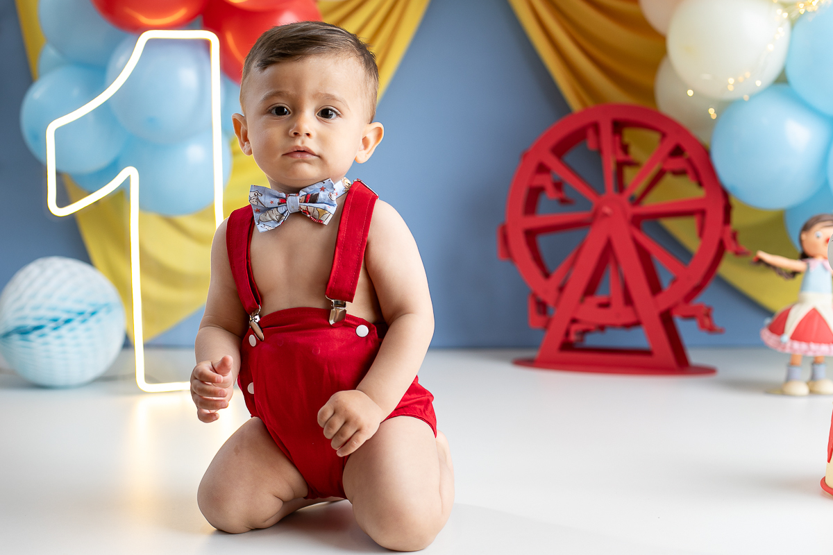 ensaio-fotografico-de-um-ano-ensaio-esmagando-o-bolo-ensaio-smash-the-cake-circo-clean-circo-azul-claro-com-amarelo-canario-cenario-smash-the-cake-circo-azul-claro-fotografa-infantil-em-barbacena-isabela-lobato-fotografia-estudio-fotografico-em-barbacena