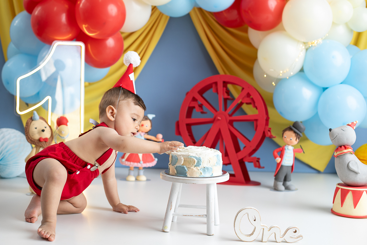 ensaio-fotografico-de-um-ano-ensaio-esmagando-o-bolo-ensaio-smash-the-cake-circo-clean-circo-azul-claro-com-amarelo-canario-cenario-smash-the-cake-circo-azul-claro-fotografa-infantil-em-barbacena-isabela-lobato-fotografia-estudio-fotografico-em-barbacena