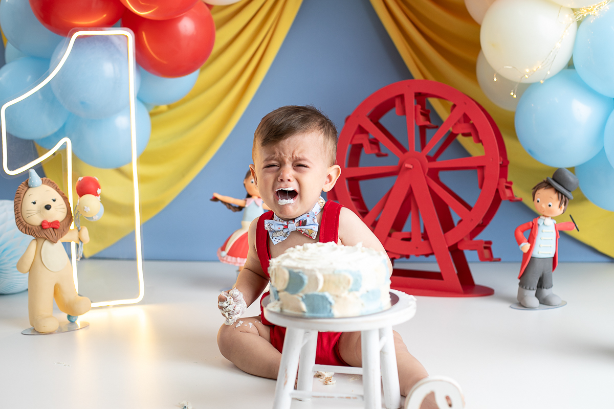 ensaio-fotografico-de-um-ano-ensaio-esmagando-o-bolo-ensaio-smash-the-cake-circo-clean-circo-azul-claro-com-amarelo-canario-cenario-smash-the-cake-circo-azul-claro-fotografa-infantil-em-barbacena-isabela-lobato-fotografia-estudio-fotografico-em-barbacena