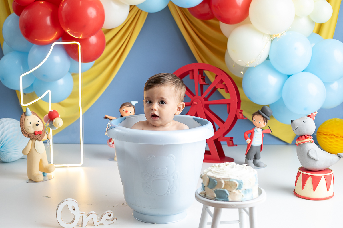 ensaio-fotografico-de-um-ano-ensaio-esmagando-o-bolo-ensaio-smash-the-cake-circo-clean-circo-azul-claro-com-amarelo-canario-cenario-smash-the-cake-circo-azul-claro-fotografa-infantil-em-barbacena-isabela-lobato-fotografia-estudio-fotografico-em-barbacena