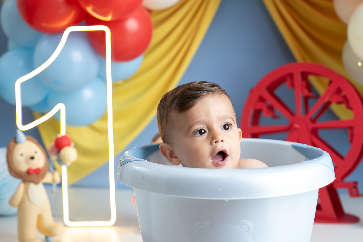 ensaio-fotografico-de-um-ano-ensaio-esmagando-o-bolo-ensaio-smash-the-cake-circo-clean-circo-azul-claro-com-amarelo-canario-cenario-smash-the-cake-circo-azul-claro-fotografa-infantil-em-barbacena-isabela-lobato-fotografia-estudio-fotografico-em-barbacena