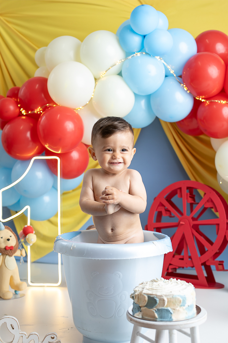 ensaio-fotografico-de-um-ano-ensaio-esmagando-o-bolo-ensaio-smash-the-cake-circo-clean-circo-azul-claro-com-amarelo-canario-cenario-smash-the-cake-circo-azul-claro-fotografa-infantil-em-barbacena-isabela-lobato-fotografia-estudio-fotografico-em-barbacena