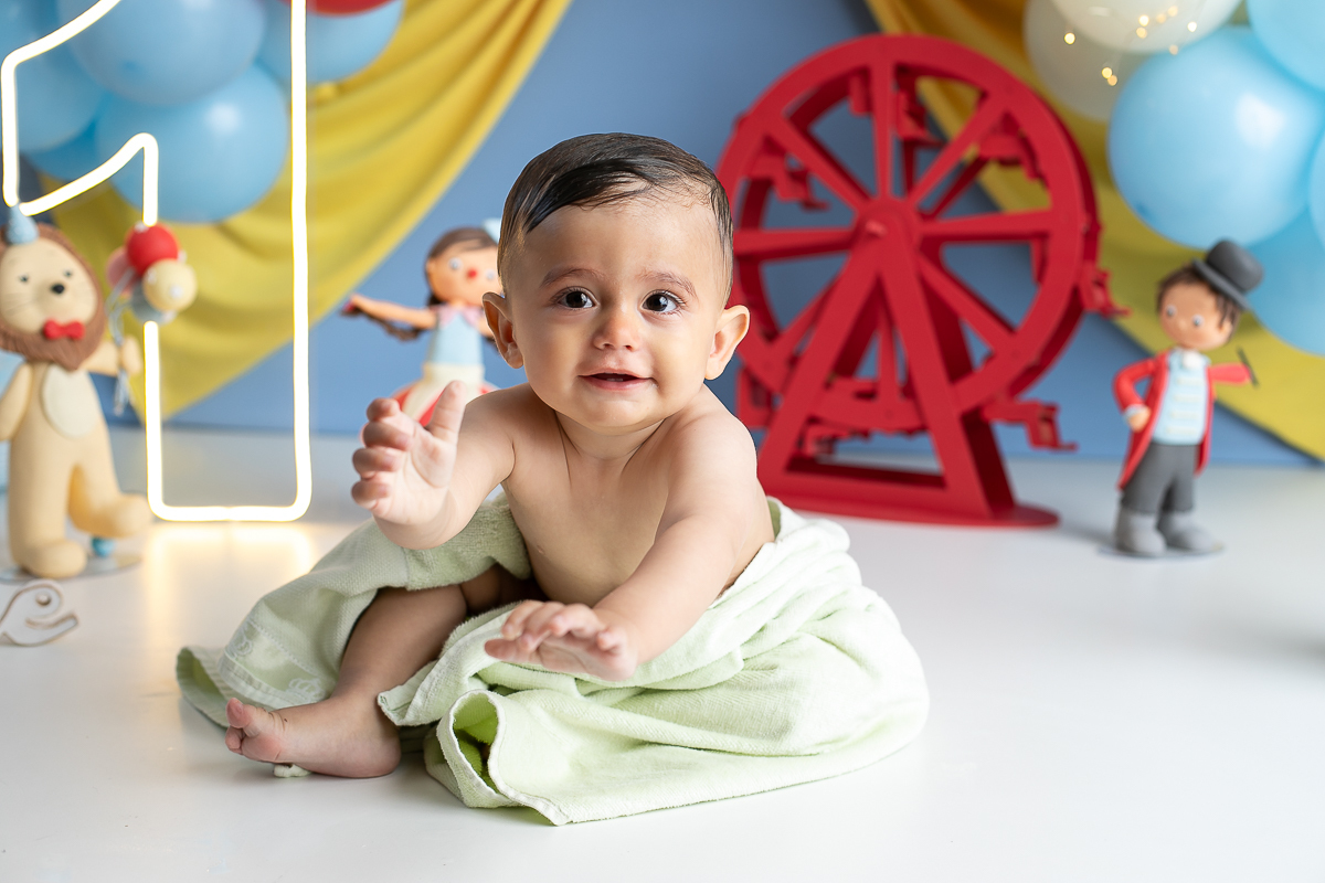 ensaio-fotografico-de-um-ano-ensaio-esmagando-o-bolo-ensaio-smash-the-cake-circo-clean-circo-azul-claro-com-amarelo-canario-cenario-smash-the-cake-circo-azul-claro-fotografa-infantil-em-barbacena-isabela-lobato-fotografia-estudio-fotografico-em-barbacena