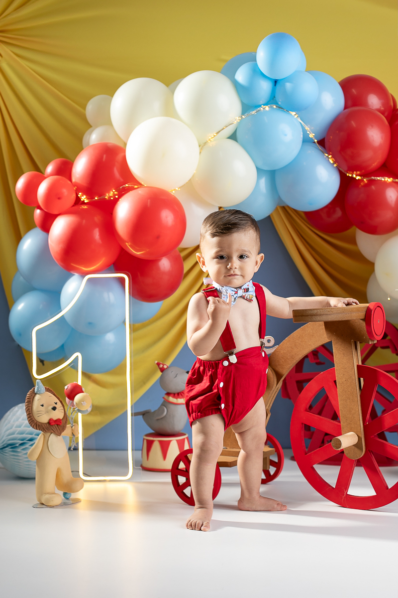 ensaio-fotografico-de-um-ano-ensaio-esmagando-o-bolo-ensaio-smash-the-cake-circo-clean-circo-azul-claro-com-amarelo-canario-cenario-smash-the-cake-circo-azul-claro-fotografa-infantil-em-barbacena-isabela-lobato-fotografia-estudio-fotografico-em-barbacena