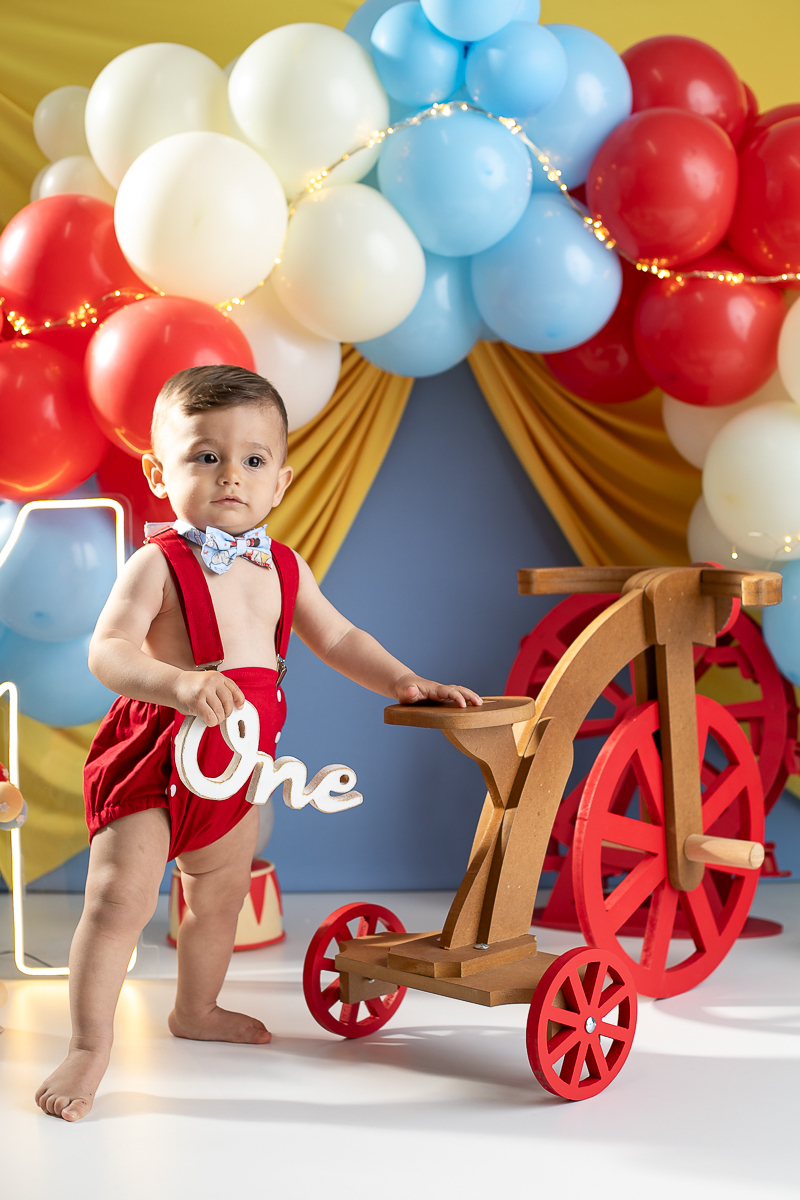 ensaio-fotografico-de-um-ano-ensaio-esmagando-o-bolo-ensaio-smash-the-cake-circo-clean-circo-azul-claro-com-amarelo-canario-cenario-smash-the-cake-circo-azul-claro-fotografa-infantil-em-barbacena-isabela-lobato-fotografia-estudio-fotografico-em-barbacena