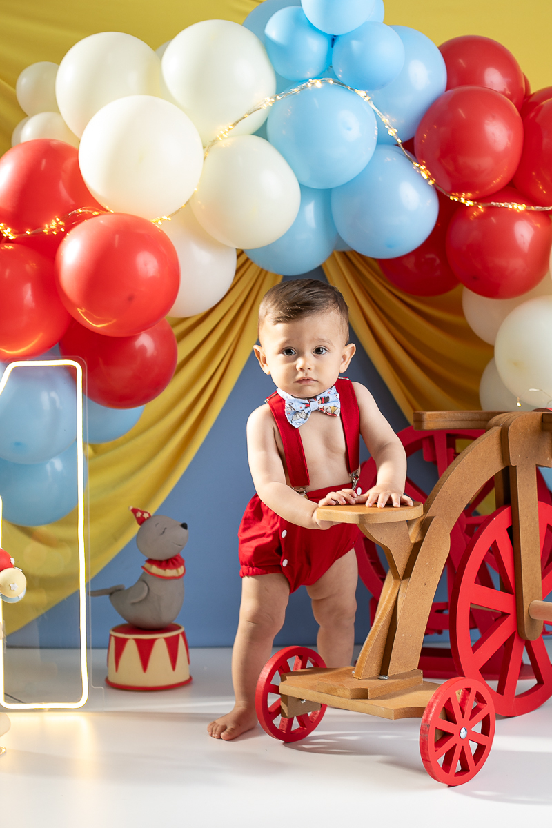 ensaio-fotografico-de-um-ano-ensaio-esmagando-o-bolo-ensaio-smash-the-cake-circo-clean-circo-azul-claro-com-amarelo-canario-cenario-smash-the-cake-circo-azul-claro-fotografa-infantil-em-barbacena-isabela-lobato-fotografia-estudio-fotografico-em-barbacena