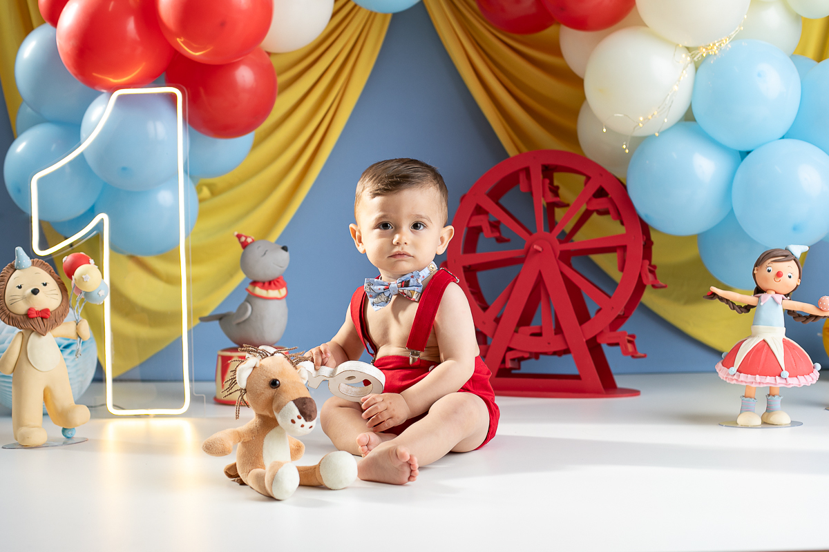 ensaio-fotografico-de-um-ano-ensaio-esmagando-o-bolo-ensaio-smash-the-cake-circo-clean-circo-azul-claro-com-amarelo-canario-cenario-smash-the-cake-circo-azul-claro-fotografa-infantil-em-barbacena-isabela-lobato-fotografia-estudio-fotografico-em-barbacena