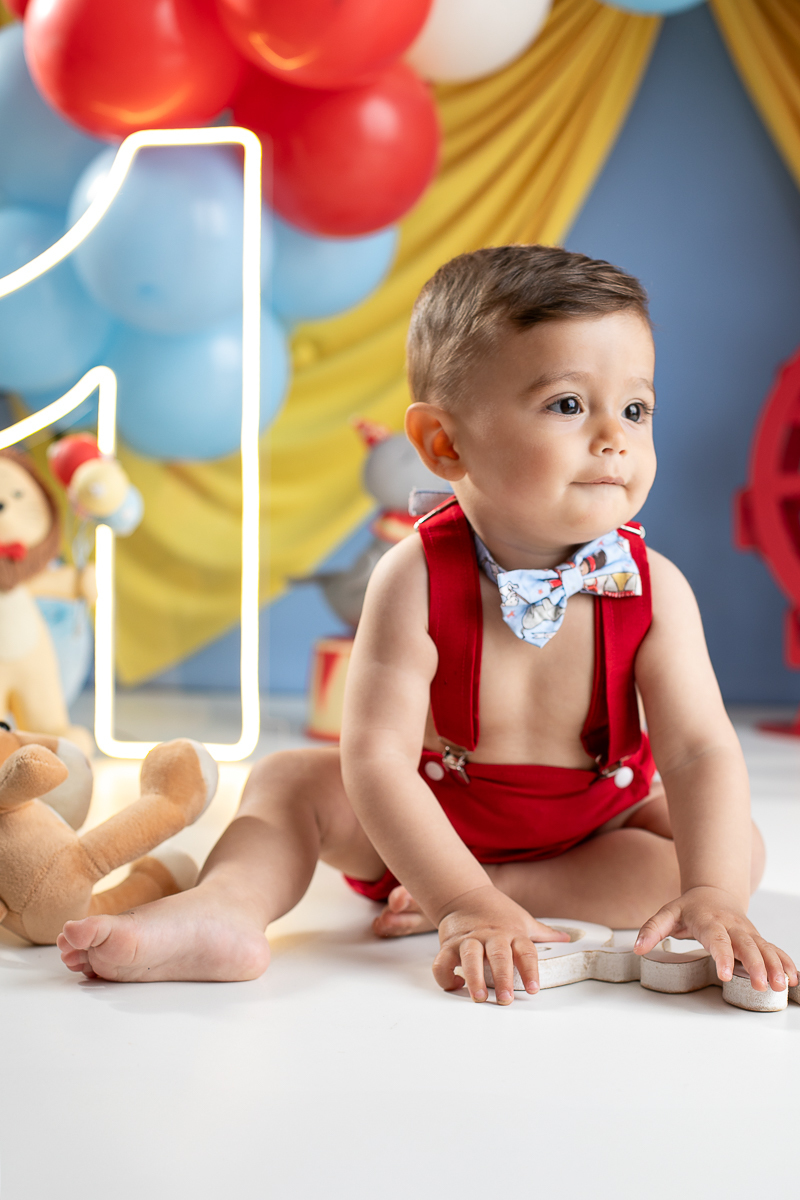 ensaio-fotografico-de-um-ano-ensaio-esmagando-o-bolo-ensaio-smash-the-cake-circo-clean-circo-azul-claro-com-amarelo-canario-cenario-smash-the-cake-circo-azul-claro-fotografa-infantil-em-barbacena-isabela-lobato-fotografia-estudio-fotografico-em-barbacena