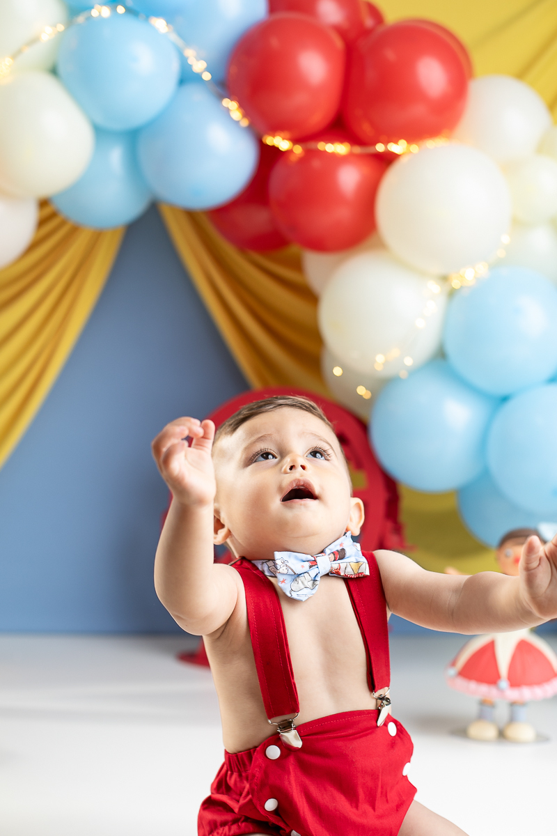 ensaio-fotografico-de-um-ano-ensaio-esmagando-o-bolo-ensaio-smash-the-cake-circo-clean-circo-azul-claro-com-amarelo-canario-cenario-smash-the-cake-circo-azul-claro-fotografa-infantil-em-barbacena-isabela-lobato-fotografia-estudio-fotografico-em-barbacena