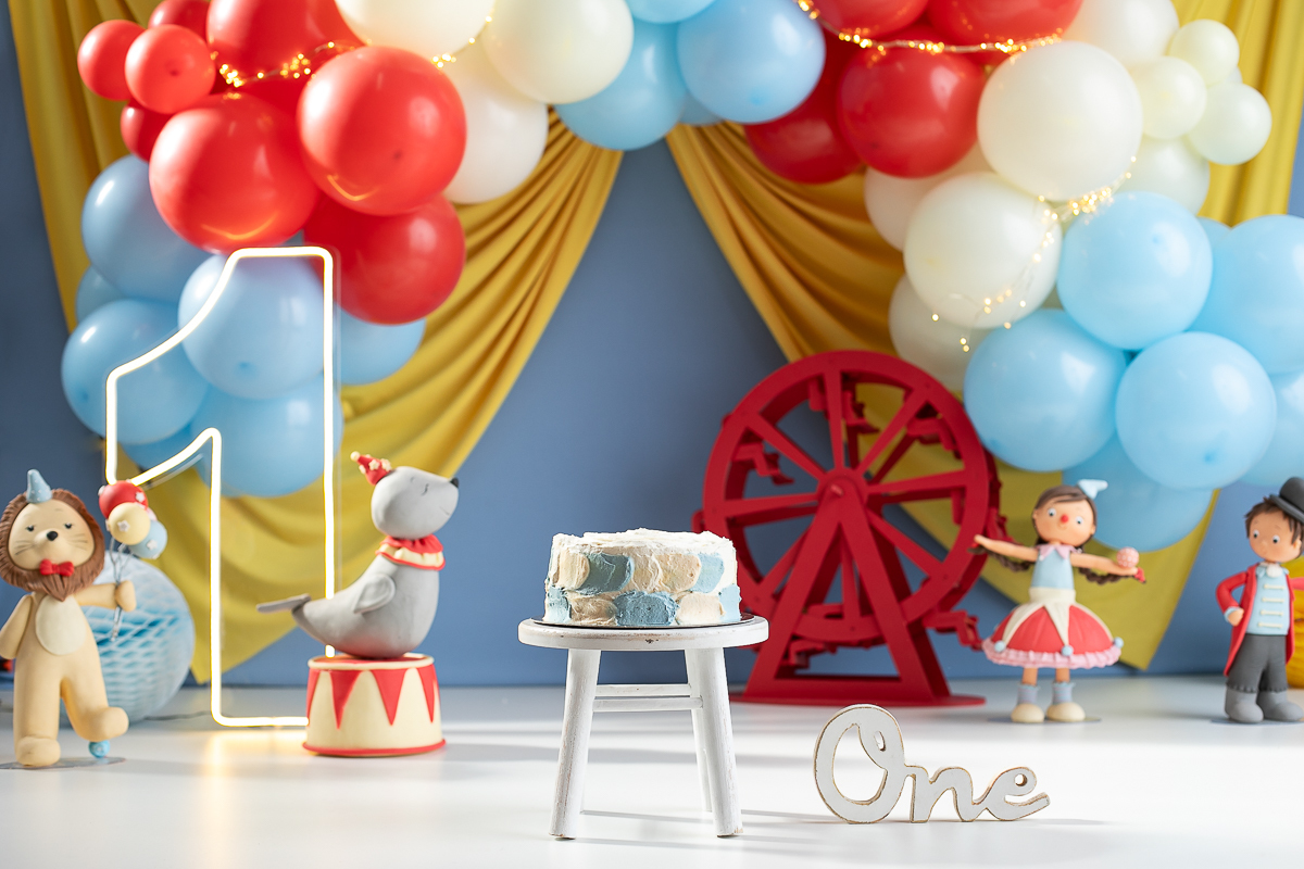 ensaio-fotografico-de-um-ano-ensaio-esmagando-o-bolo-ensaio-smash-the-cake-circo-clean-circo-azul-claro-com-amarelo-canario-cenario-smash-the-cake-circo-azul-claro-fotografa-infantil-em-barbacena-isabela-lobato-fotografia-estudio-fotografico-em-barbacena