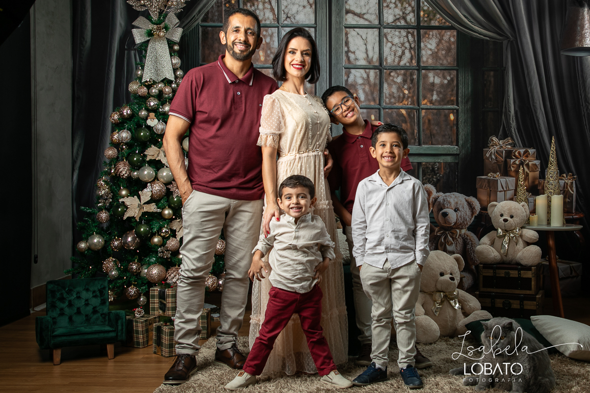 cenario-fotografico-de-natal-fundo-fotografico-de-natal-2024-melhor-fotografo-em-barbacena-retratos-de-natal-mini-sessao-fotografica-de-natal-retratos-de-familia-no-natal-arvore-de-natal-decoracao-de-natal-em-barbacena-natal