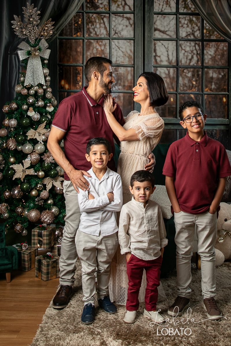 cenario-fotografico-de-natal-fundo-fotografico-de-natal-2024-melhor-fotografo-em-barbacena-retratos-de-natal-mini-sessao-fotografica-de-natal-retratos-de-familia-no-natal-arvore-de-natal-decoracao-de-natal-em-barbacena-natal