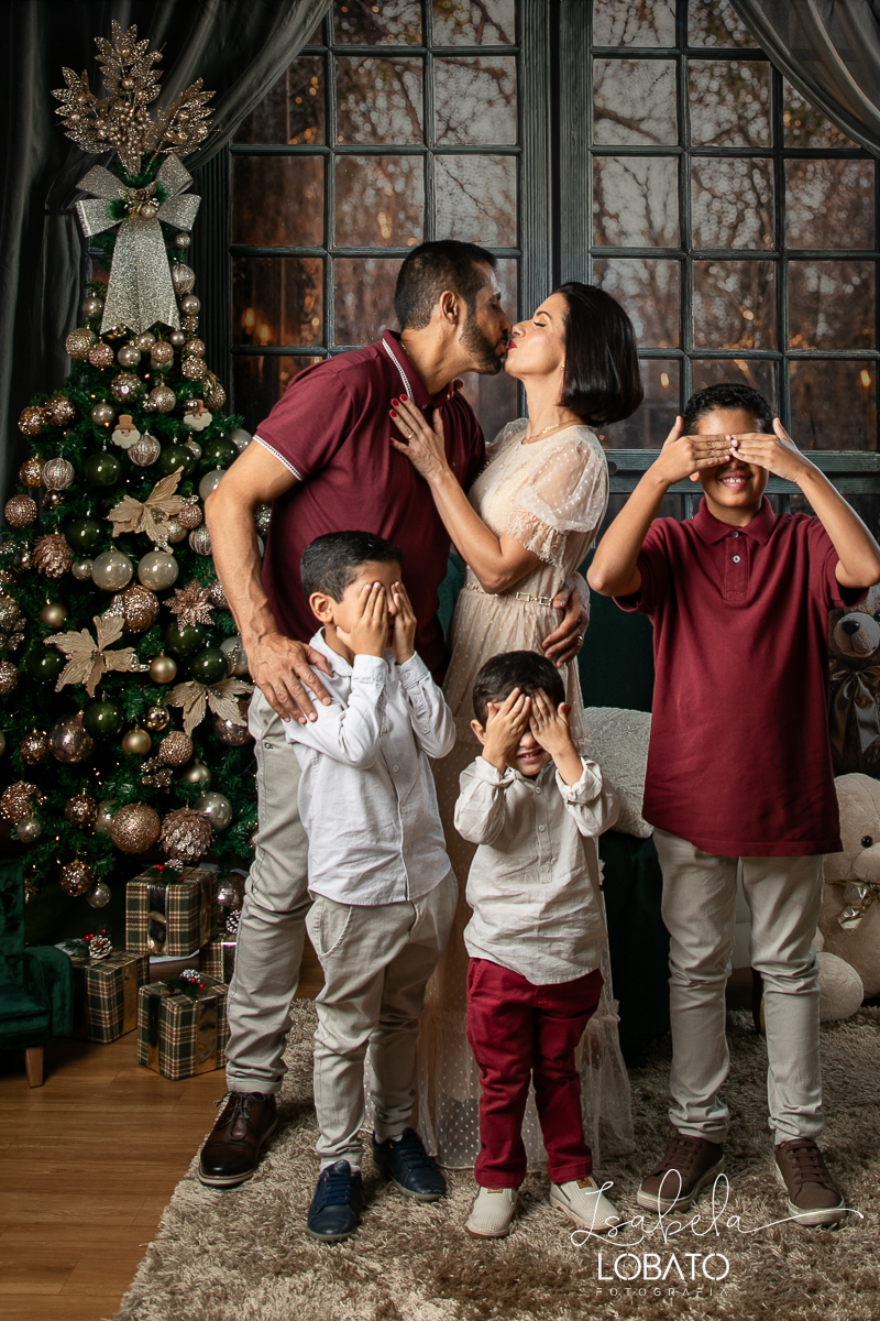 cenario-fotografico-de-natal-fundo-fotografico-de-natal-2024-melhor-fotografo-em-barbacena-retratos-de-natal-mini-sessao-fotografica-de-natal-retratos-de-familia-no-natal-arvore-de-natal-decoracao-de-natal-em-barbacena-natal