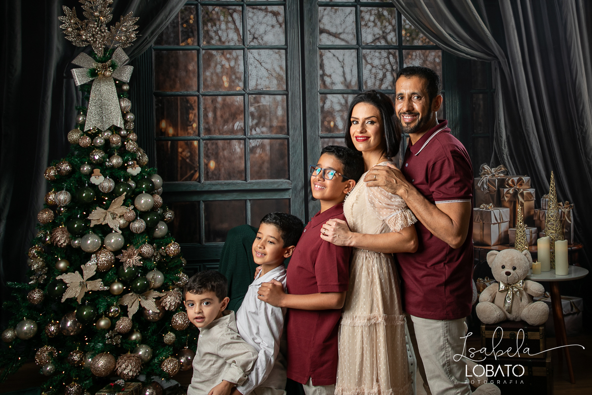 cenario-fotografico-de-natal-fundo-fotografico-de-natal-2024-melhor-fotografo-em-barbacena-retratos-de-natal-mini-sessao-fotografica-de-natal-retratos-de-familia-no-natal-arvore-de-natal-decoracao-de-natal-em-barbacena-natal
