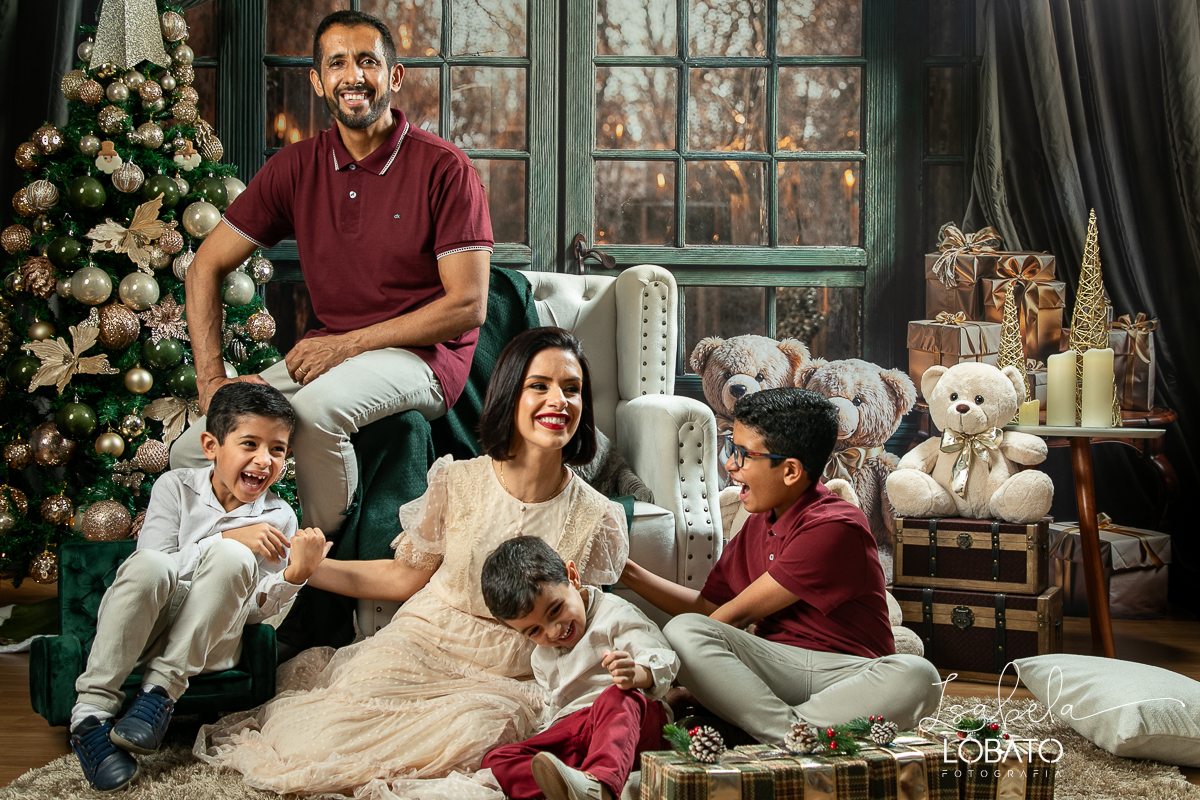 cenario-fotografico-de-natal-fundo-fotografico-de-natal-2024-melhor-fotografo-em-barbacena-retratos-de-natal-mini-sessao-fotografica-de-natal-retratos-de-familia-no-natal-arvore-de-natal-decoracao-de-natal-em-barbacena-natal