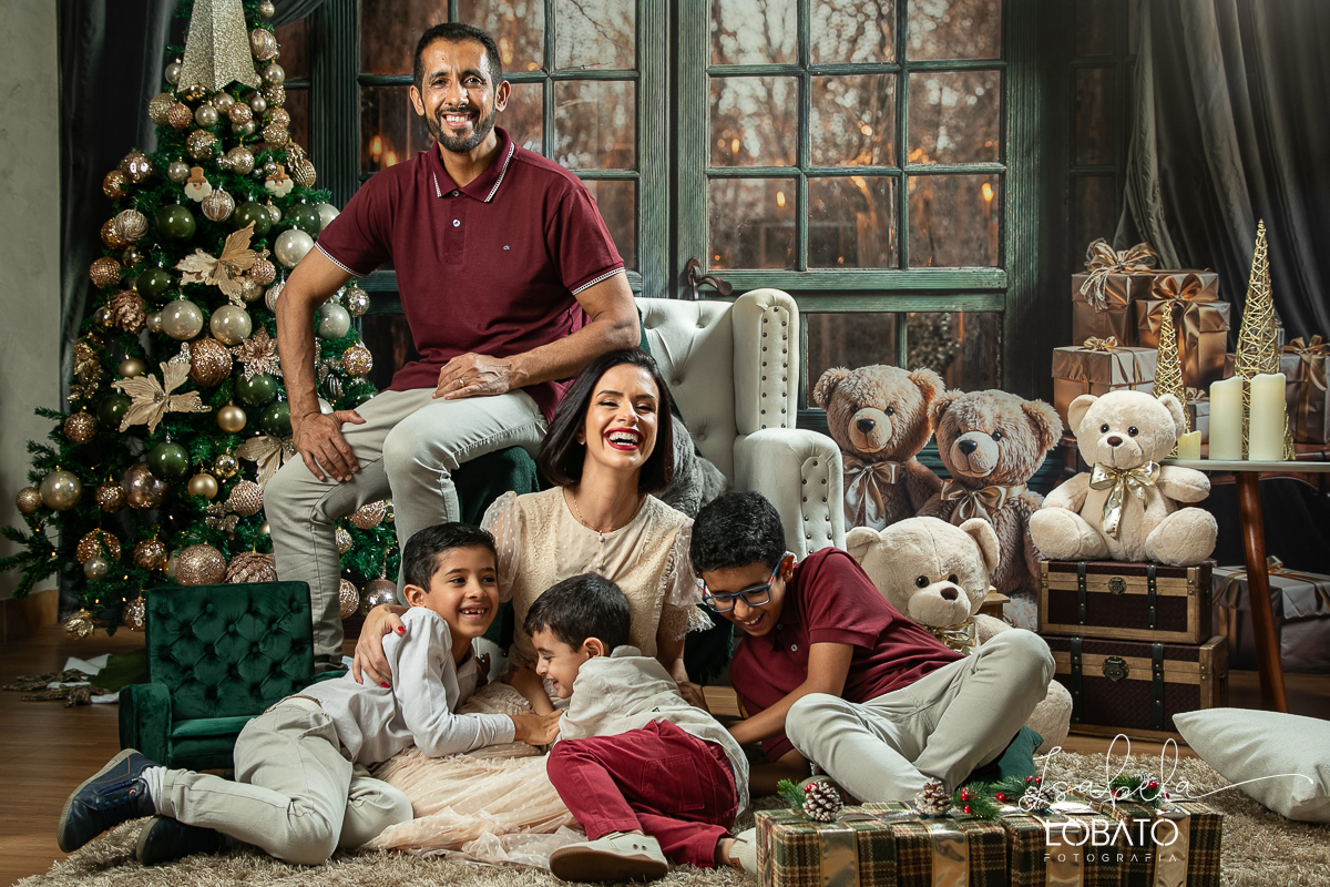cenario-fotografico-de-natal-fundo-fotografico-de-natal-2024-melhor-fotografo-em-barbacena-retratos-de-natal-mini-sessao-fotografica-de-natal-retratos-de-familia-no-natal-arvore-de-natal-decoracao-de-natal-em-barbacena-natal