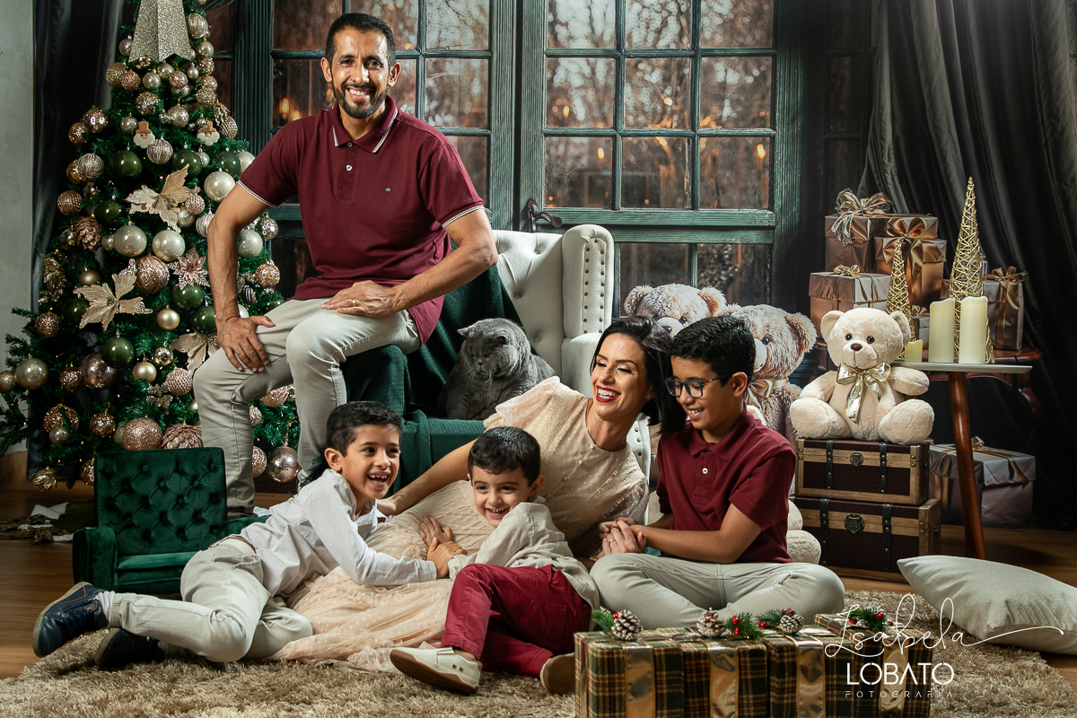 cenario-fotografico-de-natal-fundo-fotografico-de-natal-2024-melhor-fotografo-em-barbacena-retratos-de-natal-mini-sessao-fotografica-de-natal-retratos-de-familia-no-natal-arvore-de-natal-decoracao-de-natal-em-barbacena-natal