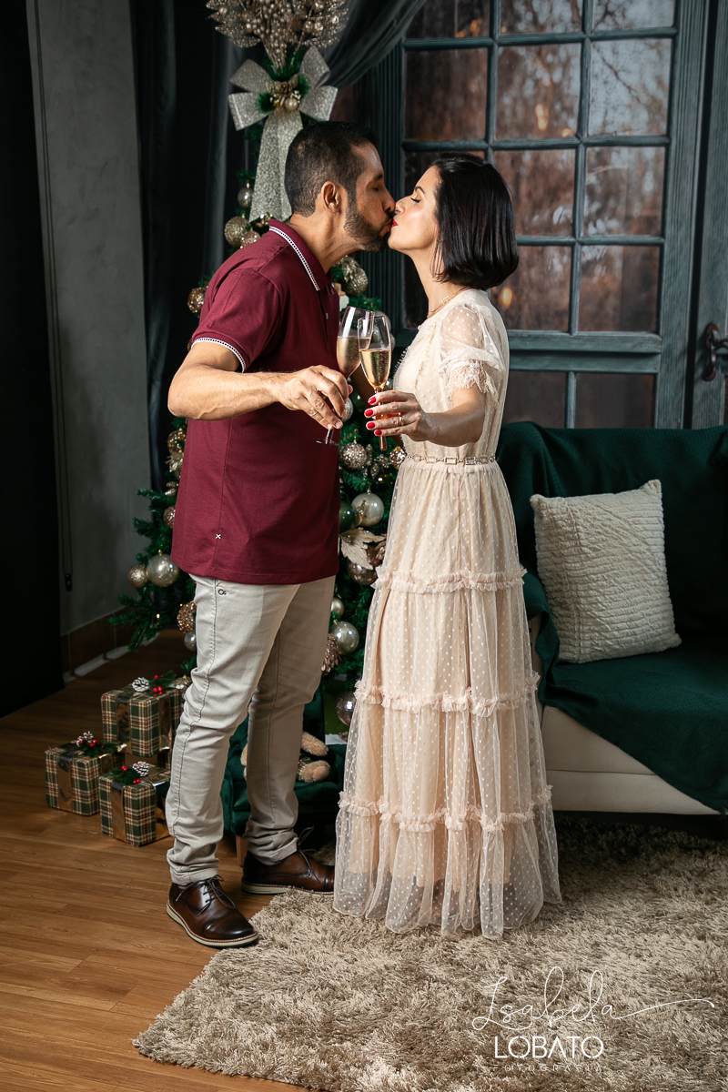 cenario-fotografico-de-natal-fundo-fotografico-de-natal-2024-melhor-fotografo-em-barbacena-retratos-de-natal-mini-sessao-fotografica-de-natal-retratos-de-familia-no-natal-arvore-de-natal-decoracao-de-natal-em-barbacena-natal