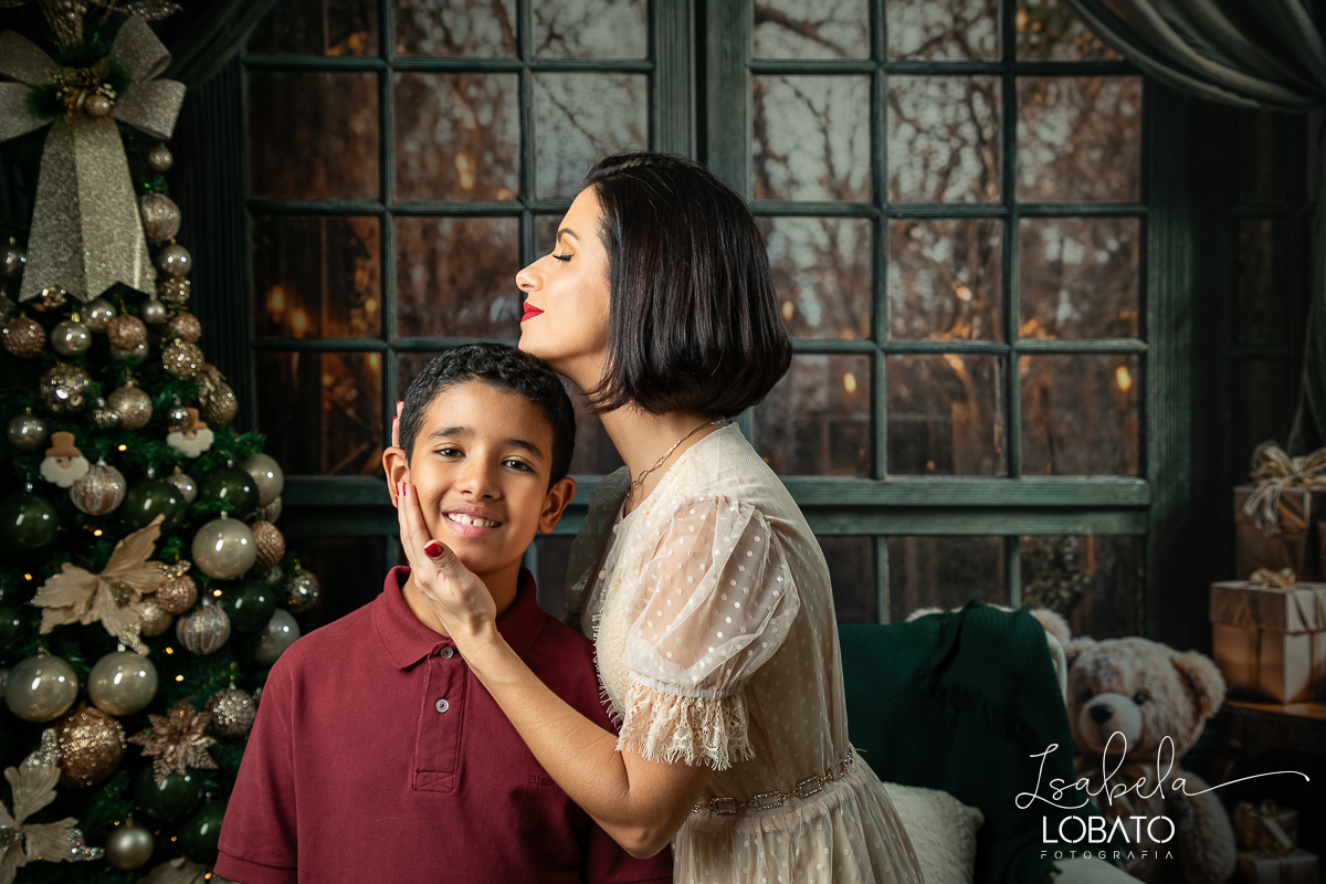 cenario-fotografico-de-natal-fundo-fotografico-de-natal-2024-melhor-fotografo-em-barbacena-retratos-de-natal-mini-sessao-fotografica-de-natal-retratos-de-familia-no-natal-arvore-de-natal-decoracao-de-natal-em-barbacena-natal