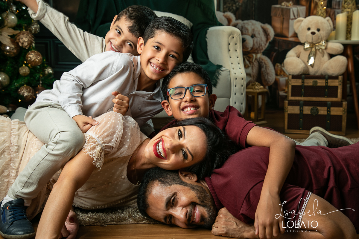 cenario-fotografico-de-natal-fundo-fotografico-de-natal-2024-melhor-fotografo-em-barbacena-retratos-de-natal-mini-sessao-fotografica-de-natal-retratos-de-familia-no-natal-arvore-de-natal-decoracao-de-natal-em-barbacena-natal