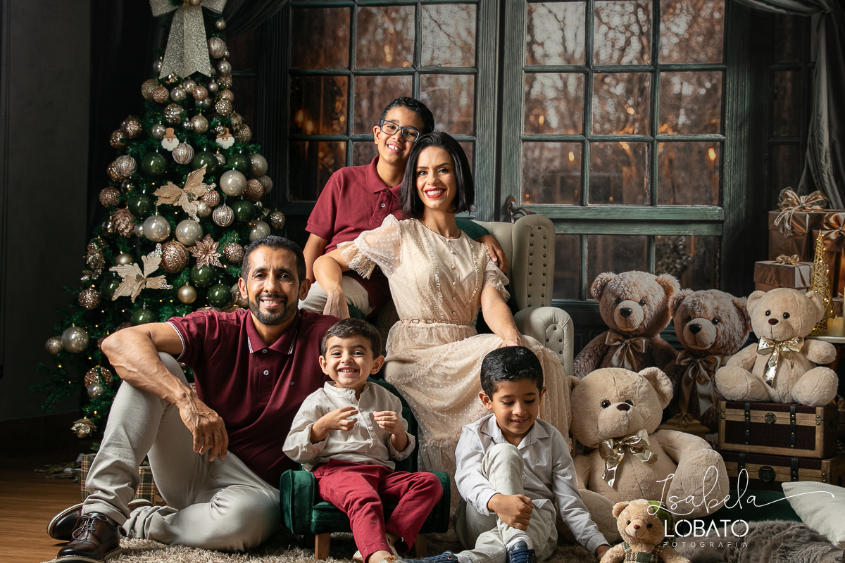 cenario-fotografico-de-natal-fundo-fotografico-de-natal-2024-melhor-fotografo-em-barbacena-retratos-de-natal-mini-sessao-fotografica-de-natal-retratos-de-familia-no-natal-arvore-de-natal-decoracao-de-natal-em-barbacena-natal