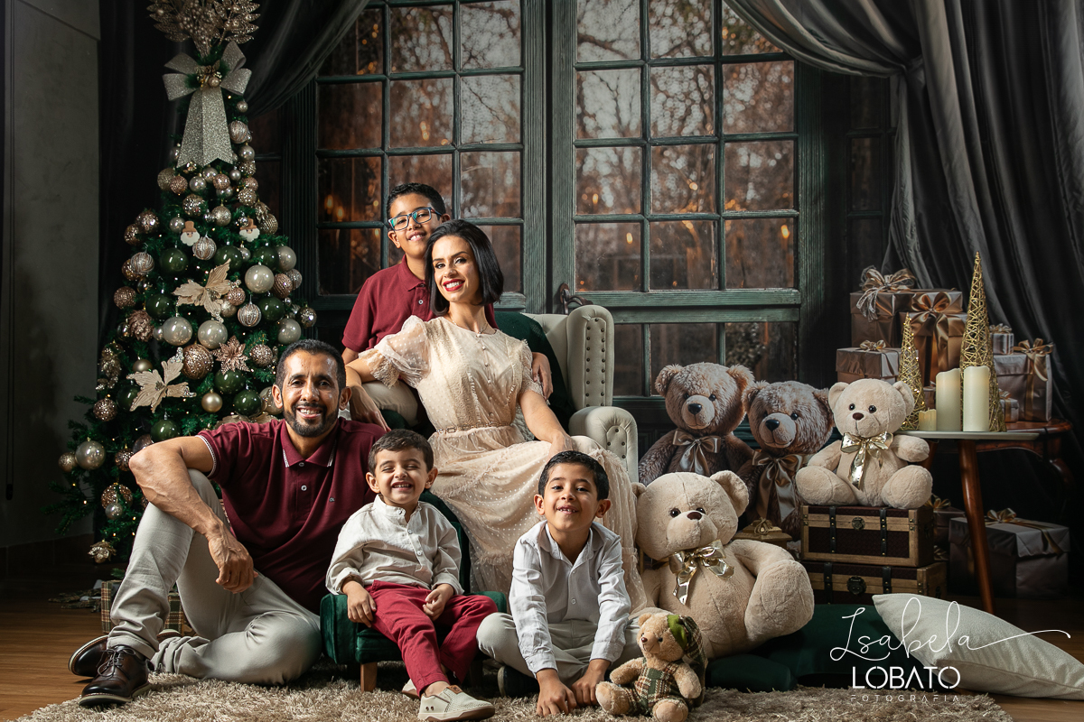 cenario-fotografico-de-natal-fundo-fotografico-de-natal-2024-melhor-fotografo-em-barbacena-retratos-de-natal-mini-sessao-fotografica-de-natal-retratos-de-familia-no-natal-arvore-de-natal-decoracao-de-natal-em-barbacena-natal