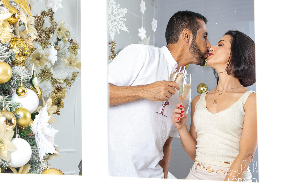 ensaio-fotografico-de-natal-cenario-fotografico-de-natal-fundo-fotografico-de-natal-2024-melhor-fotografo-em-barbacena-retratos-de-natal-mini-sessao-fotografica-de-natal-retratos-de-familia-no-natal-arvore-de-natal-decoracao-de-natal-em-barbacena-natal