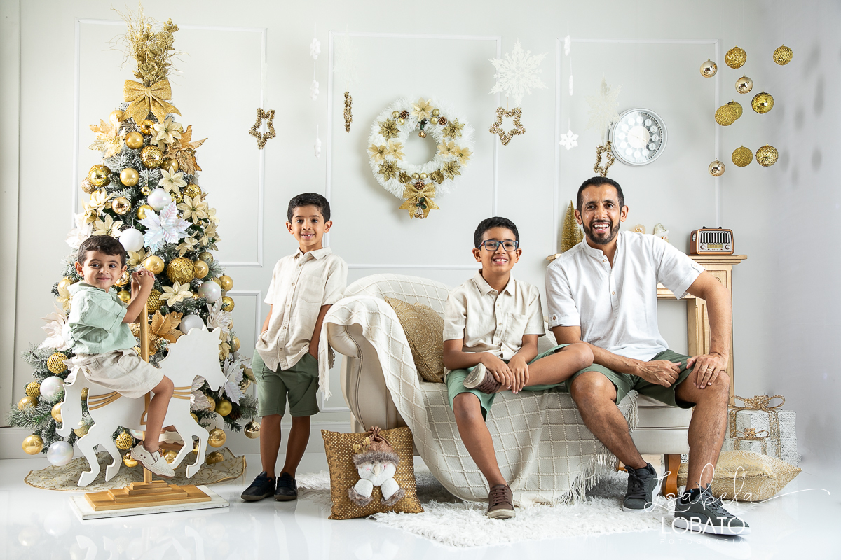 ensaio-fotografico-de-natal-cenario-fotografico-de-natal-fundo-fotografico-de-natal-2024-melhor-fotografo-em-barbacena-retratos-de-natal-mini-sessao-fotografica-de-natal-retratos-de-familia-no-natal-arvore-de-natal-decoracao-de-natal-em-barbacena-natal
