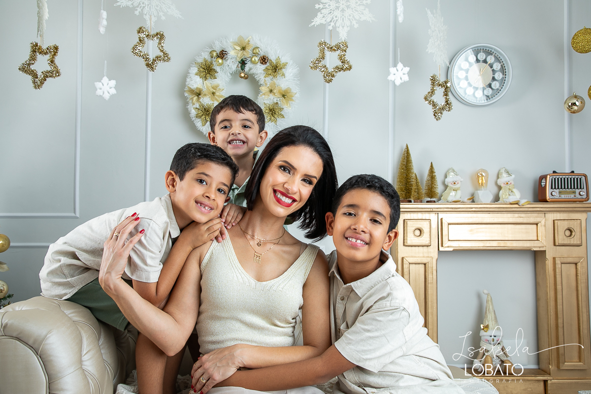 ensaio-fotografico-de-natal-cenario-fotografico-de-natal-fundo-fotografico-de-natal-2024-melhor-fotografo-em-barbacena-retratos-de-natal-mini-sessao-fotografica-de-natal-retratos-de-familia-no-natal-arvore-de-natal-decoracao-de-natal-em-barbacena-natal