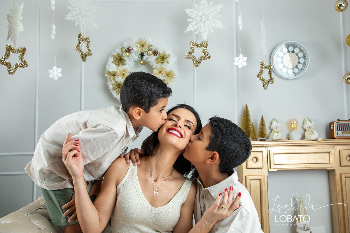 ensaio-fotografico-de-natal-cenario-fotografico-de-natal-fundo-fotografico-de-natal-2024-melhor-fotografo-em-barbacena-retratos-de-natal-mini-sessao-fotografica-de-natal-retratos-de-familia-no-natal-arvore-de-natal-decoracao-de-natal-em-barbacena-natal