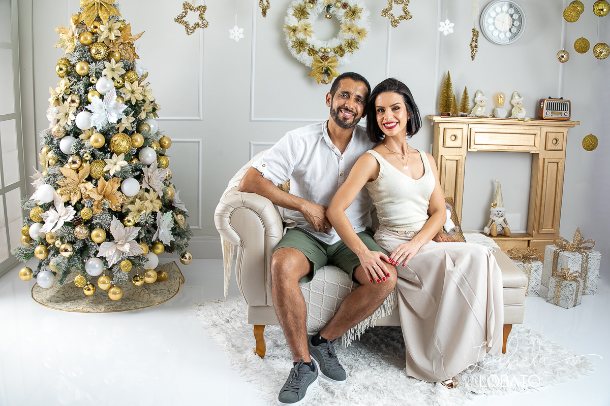 ensaio-fotografico-de-natal-cenario-fotografico-de-natal-fundo-fotografico-de-natal-2024-melhor-fotografo-em-barbacena-retratos-de-natal-mini-sessao-fotografica-de-natal-retratos-de-familia-no-natal-arvore-de-natal-decoracao-de-natal-em-barbacena-natal
