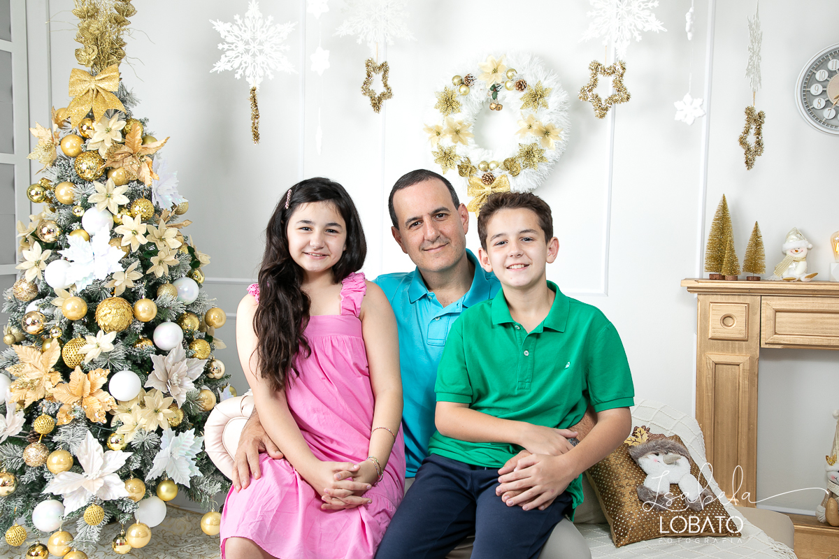 ensaio-fotografico-de-natal-cenario-fotografico-de-natal-fundo-fotografico-de-natal-2024-melhor-fotografo-em-barbacena-retratos-de-natal-mini-sessao-fotografica-de-natal-retratos-de-familia-no-natal-arvore-de-natal-decoracao-de-natal-em-barbacena-natal