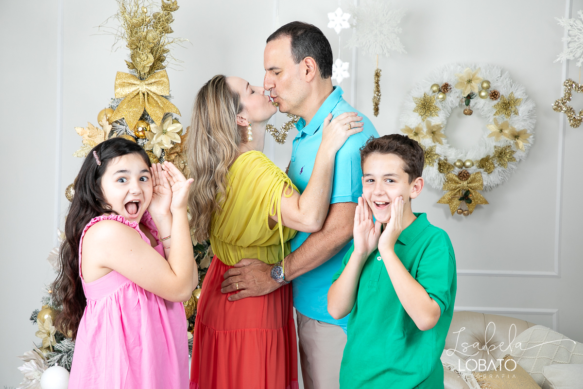 ensaio-fotografico-de-natal-cenario-fotografico-de-natal-fundo-fotografico-de-natal-2024-melhor-fotografo-em-barbacena-retratos-de-natal-mini-sessao-fotografica-de-natal-retratos-de-familia-no-natal-arvore-de-natal-decoracao-de-natal-em-barbacena-natal