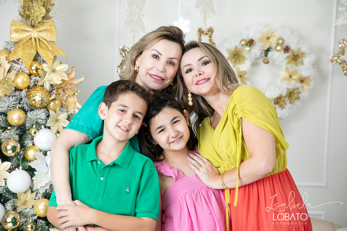 ensaio-fotografico-de-natal-cenario-fotografico-de-natal-fundo-fotografico-de-natal-2024-melhor-fotografo-em-barbacena-retratos-de-natal-mini-sessao-fotografica-de-natal-retratos-de-familia-no-natal-arvore-de-natal-decoracao-de-natal-em-barbacena-natal