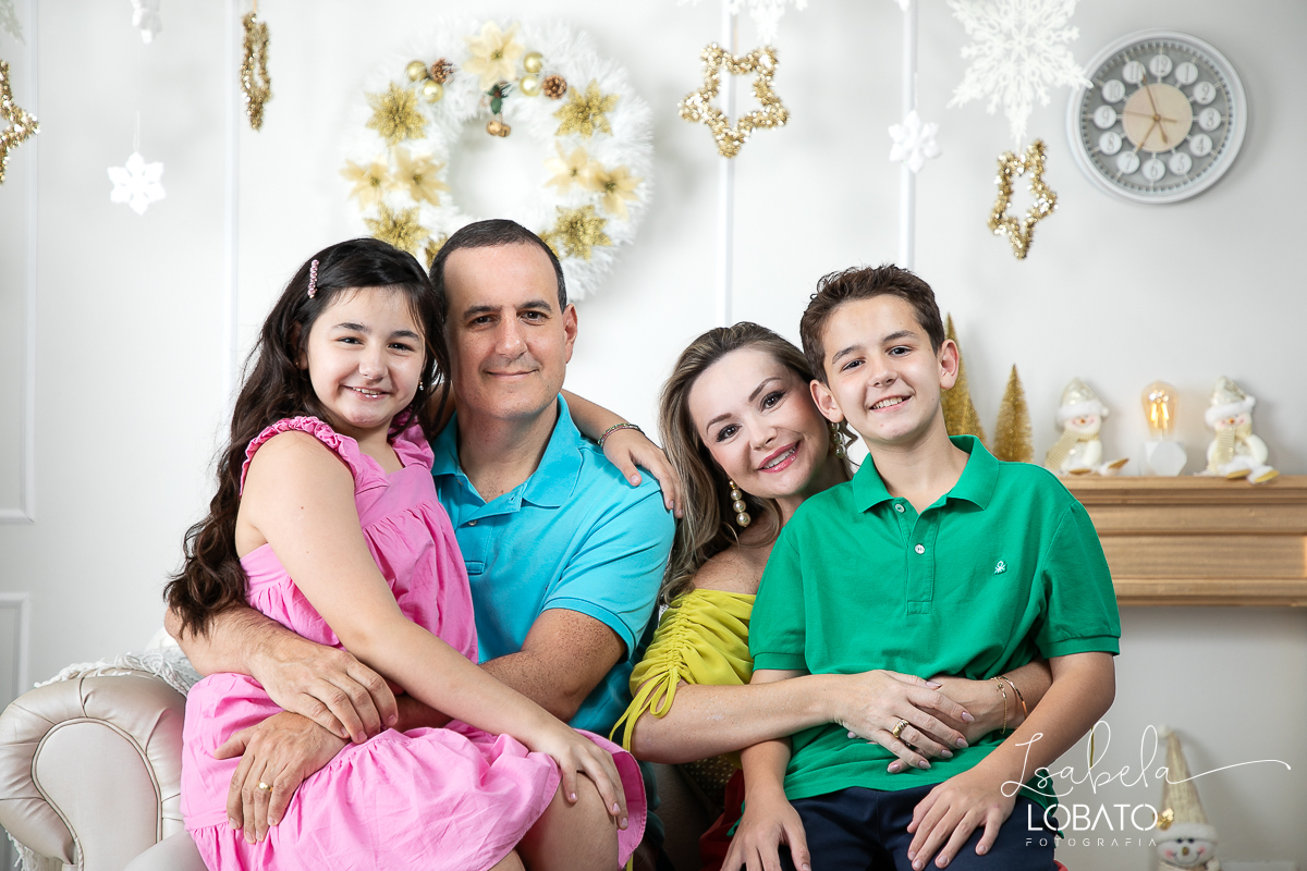 ensaio-fotografico-de-natal-cenario-fotografico-de-natal-fundo-fotografico-de-natal-2024-melhor-fotografo-em-barbacena-retratos-de-natal-mini-sessao-fotografica-de-natal-retratos-de-familia-no-natal-arvore-de-natal-decoracao-de-natal-em-barbacena-natal