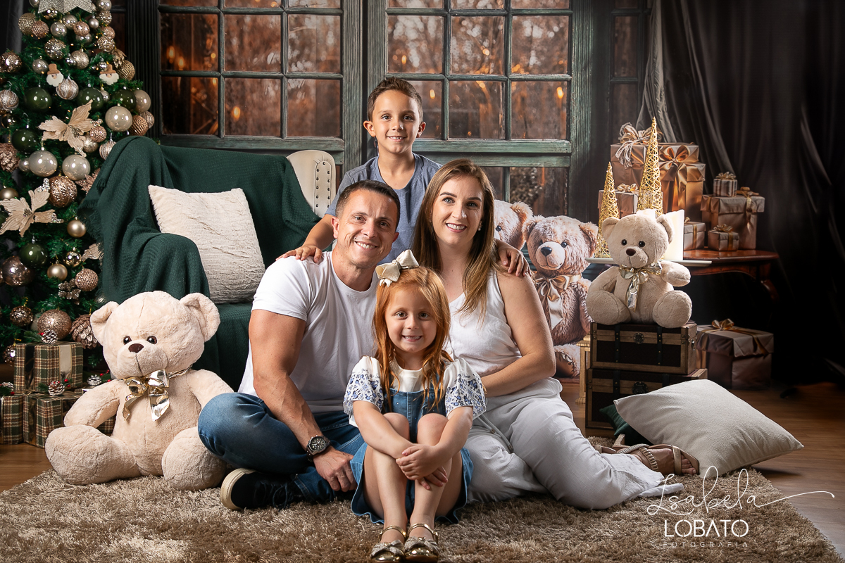 ensaio-fotografico-de-natal-cenario-fotografico-de-natal-fundo-fotografico-de-natal-2024-melhor-fotografo-em-barbacena-retratos-de-natal-mini-sessao-fotografica-de-natal-retratos-de-familia-no-natal-arvore-de-natal-decoracao-de-natal-em-barbacena-natal