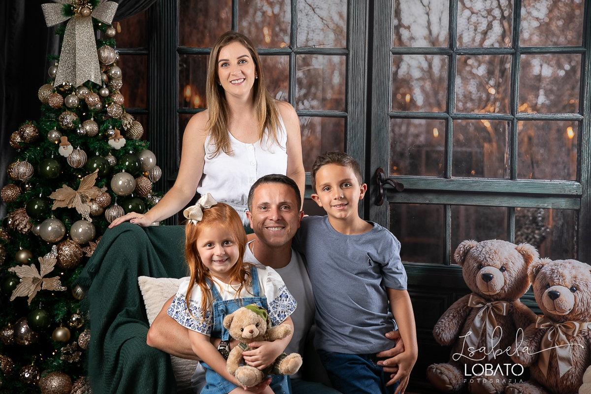 ensaio-fotografico-de-natal-cenario-fotografico-de-natal-fundo-fotografico-de-natal-2024-melhor-fotografo-em-barbacena-retratos-de-natal-mini-sessao-fotografica-de-natal-retratos-de-familia-no-natal-arvore-de-natal-decoracao-de-natal-em-barbacena-natal
