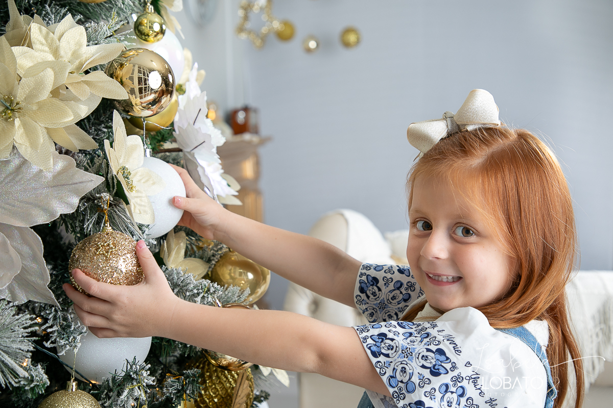 ensaio-fotografico-de-natal-cenario-fotografico-de-natal-fundo-fotografico-de-natal-2024-melhor-fotografo-em-barbacena-retratos-de-natal-mini-sessao-fotografica-de-natal-retratos-de-familia-no-natal-arvore-de-natal-decoracao-de-natal-em-barbacena-natal