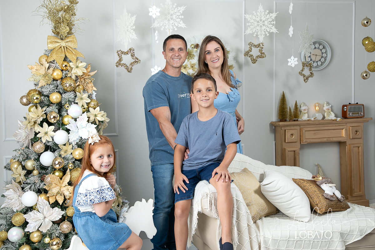 ensaio-fotografico-de-natal-cenario-fotografico-de-natal-fundo-fotografico-de-natal-2024-melhor-fotografo-em-barbacena-retratos-de-natal-mini-sessao-fotografica-de-natal-retratos-de-familia-no-natal-arvore-de-natal-decoracao-de-natal-em-barbacena-natal
