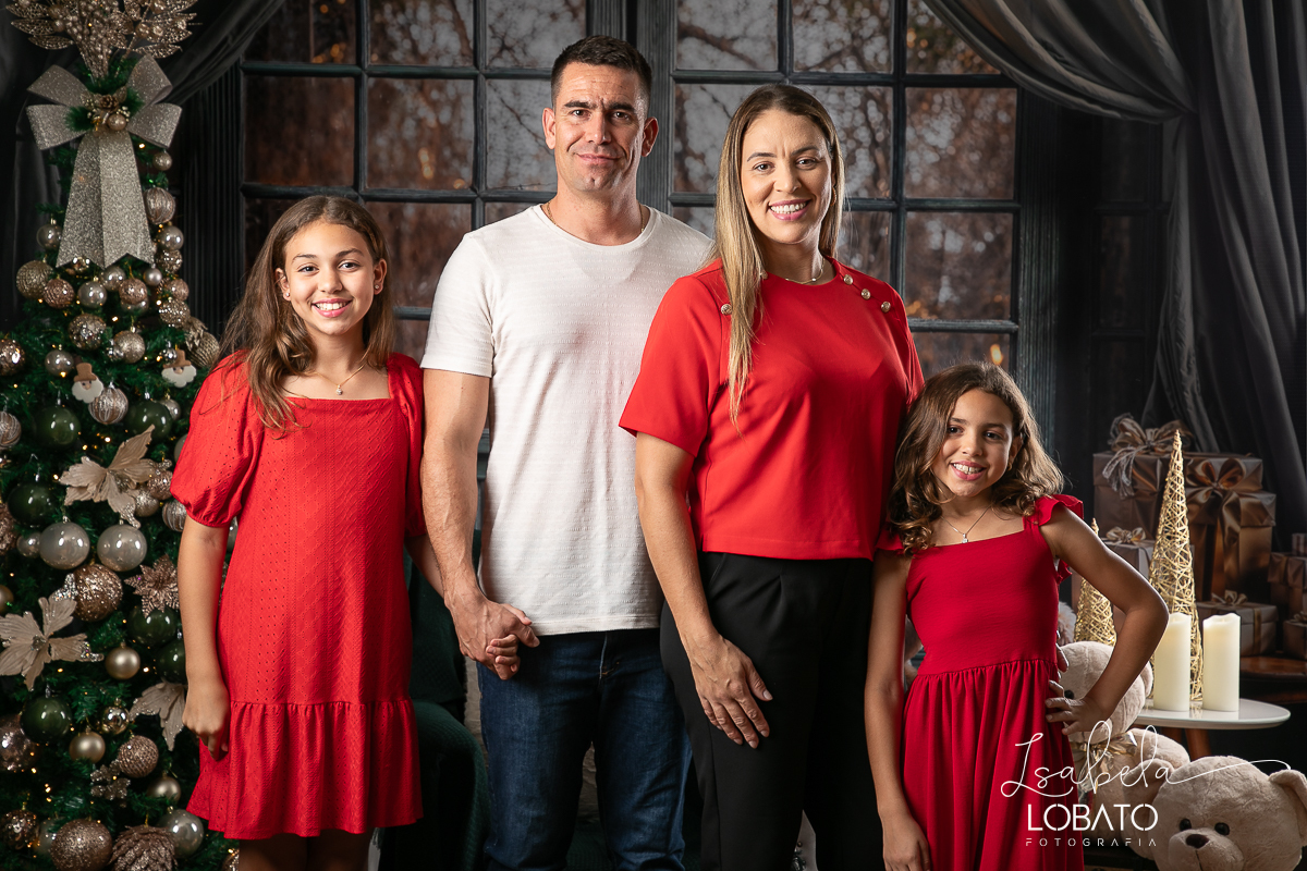 ensaio-fotografico-de-natal-cenario-fotografico-de-natal-fundo-fotografico-de-natal-2024-melhor-fotografo-em-barbacena-retratos-de-natal-mini-sessao-fotografica-de-natal-retratos-de-familia-no-natal-arvore-de-natal-decoracao-de-natal-em-barbacena-natal