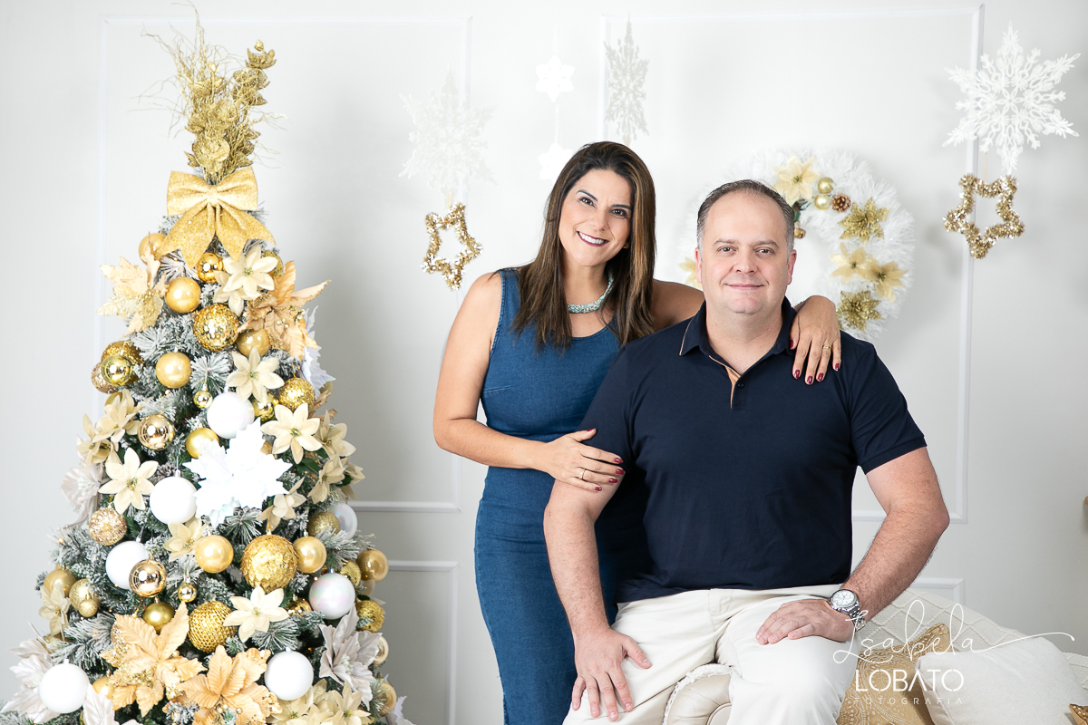ensaio-fotografico-de-natal-cenario-fotografico-de-natal-fundo-fotografico-de-natal-2024-melhor-fotografo-em-barbacena-retratos-de-natal-mini-sessao-fotografica-de-natal-retratos-de-familia-no-natal-arvore-de-natal-decoracao-de-natal-em-barbacena-natal