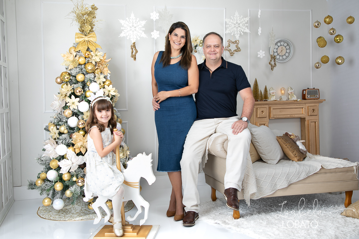 ensaio-fotografico-de-natal-cenario-fotografico-de-natal-fundo-fotografico-de-natal-2024-melhor-fotografo-em-barbacena-retratos-de-natal-mini-sessao-fotografica-de-natal-retratos-de-familia-no-natal-arvore-de-natal-decoracao-de-natal-em-barbacena-natal