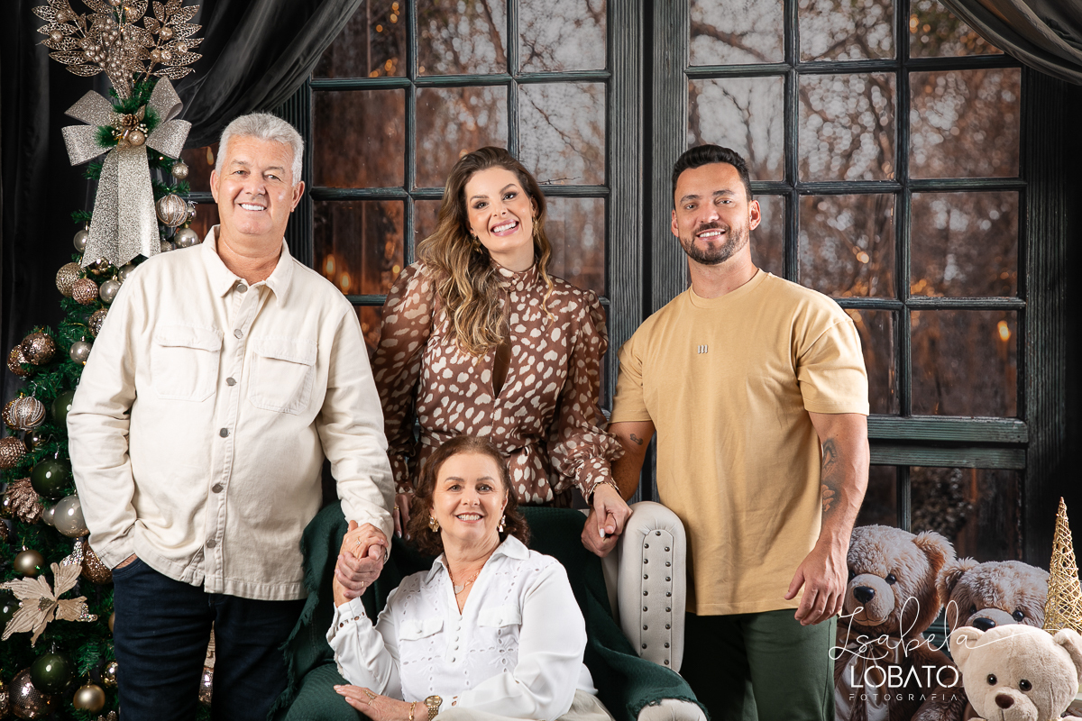 ensaio-fotografico-de-natal-cenario-fotografico-de-natal-fundo-fotografico-de-natal-2024-melhor-fotografo-em-barbacena-retratos-de-natal-mini-sessao-fotografica-de-natal-retratos-de-familia-no-natal-arvore-de-natal-decoracao-de-natal-em-barbacena-natal