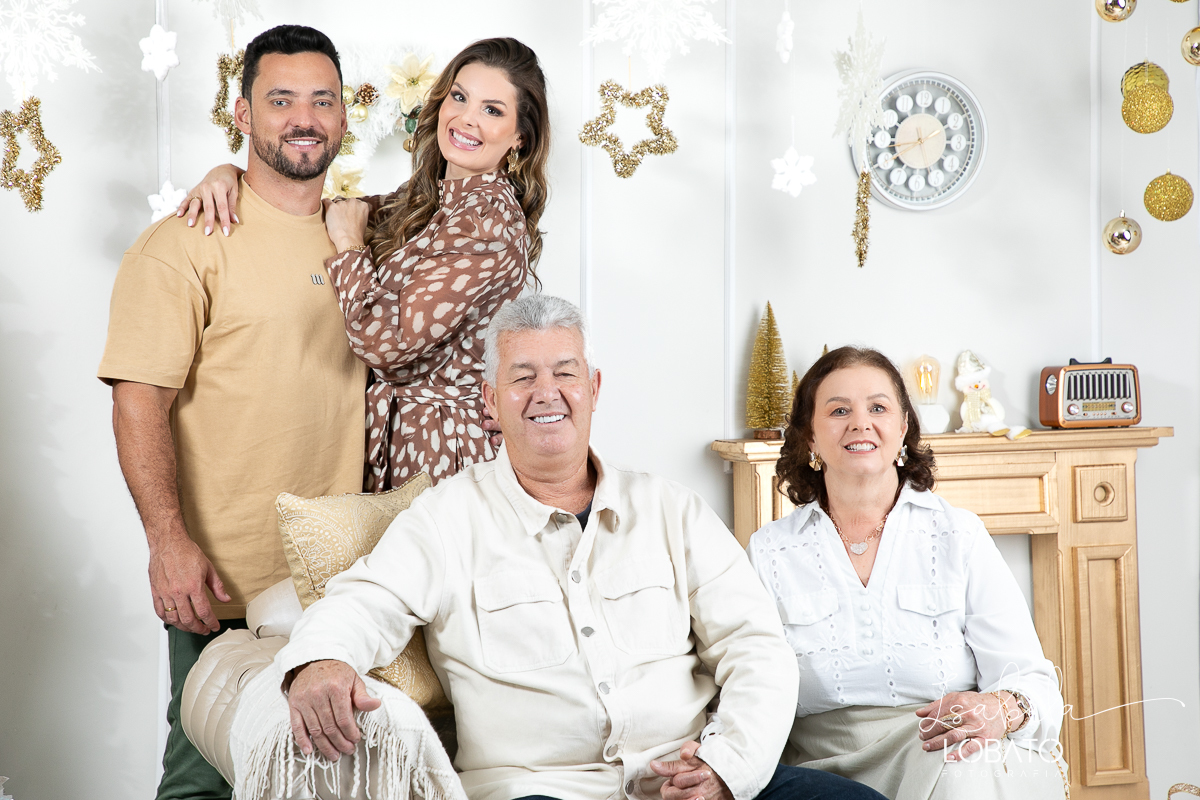 ensaio-fotografico-de-natal-cenario-fotografico-de-natal-fundo-fotografico-de-natal-2024-melhor-fotografo-em-barbacena-retratos-de-natal-mini-sessao-fotografica-de-natal-retratos-de-familia-no-natal-arvore-de-natal-decoracao-de-natal-em-barbacena-natal
