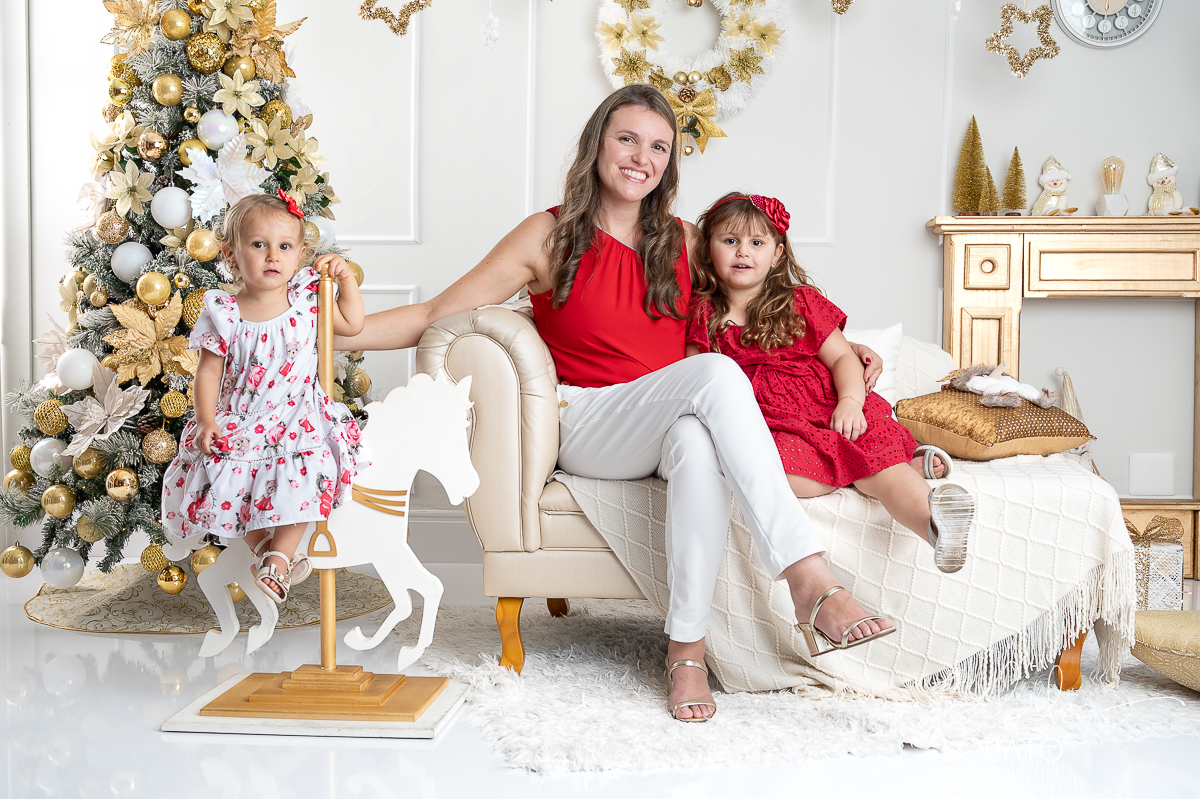 ensaio-fotografico-de-natal-cenario-fotografico-de-natal-fundo-fotografico-de-natal-2024-melhor-fotografo-em-barbacena-retratos-de-natal-mini-sessao-fotografica-de-natal-retratos-de-familia-no-natal-arvore-de-natal-decoracao-de-natal-em-barbacena-natal