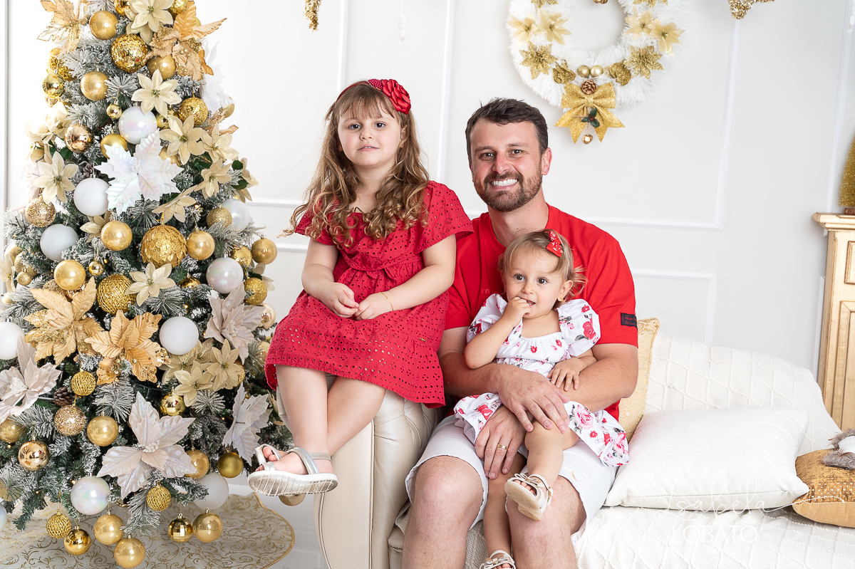 ensaio-fotografico-de-natal-cenario-fotografico-de-natal-fundo-fotografico-de-natal-2024-melhor-fotografo-em-barbacena-retratos-de-natal-mini-sessao-fotografica-de-natal-retratos-de-familia-no-natal-arvore-de-natal-decoracao-de-natal-em-barbacena-natal