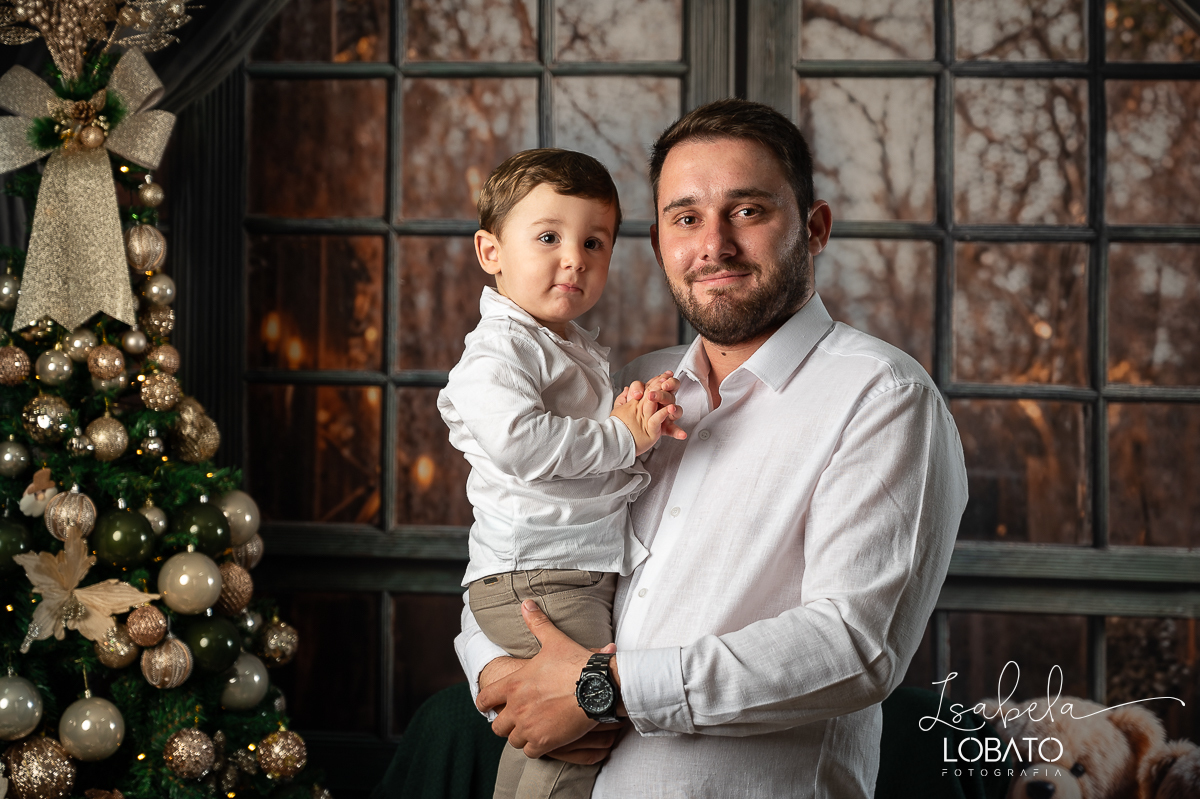 ensaio-fotografico-de-natal-cenario-fotografico-de-natal-fundo-fotografico-de-natal-2024-melhor-fotografo-em-barbacena-retratos-de-natal-mini-sessao-fotografica-de-natal-retratos-de-familia-no-natal-arvore-de-natal-decoracao-de-natal-em-barbacena-natal