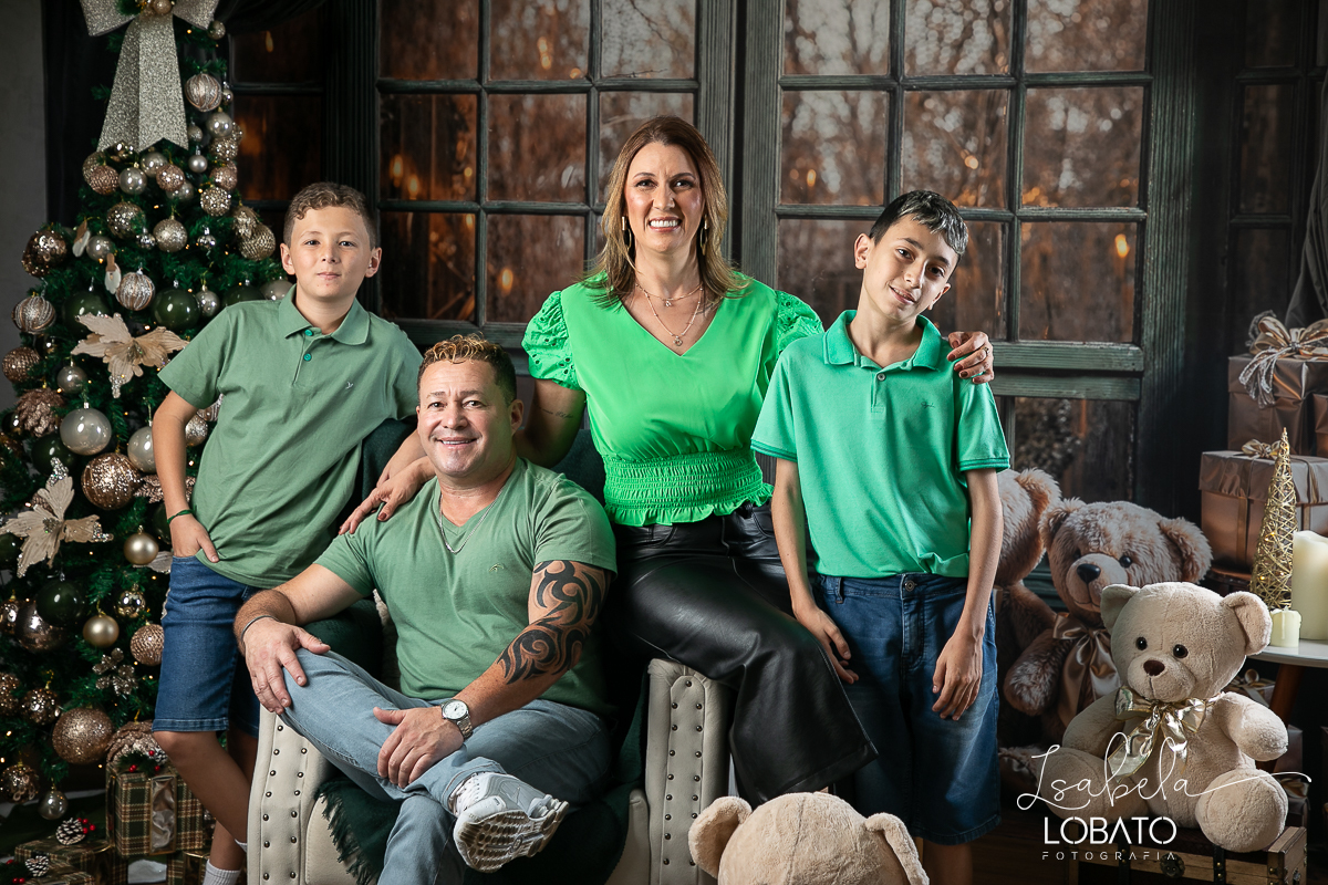 ensaio-fotografico-de-natal-cenario-fotografico-de-natal-fundo-fotografico-de-natal-2024-melhor-fotografo-em-barbacena-retratos-de-natal-mini-sessao-fotografica-de-natal-retratos-de-familia-no-natal-arvore-de-natal-decoracao-de-natal-em-barbacena-natal