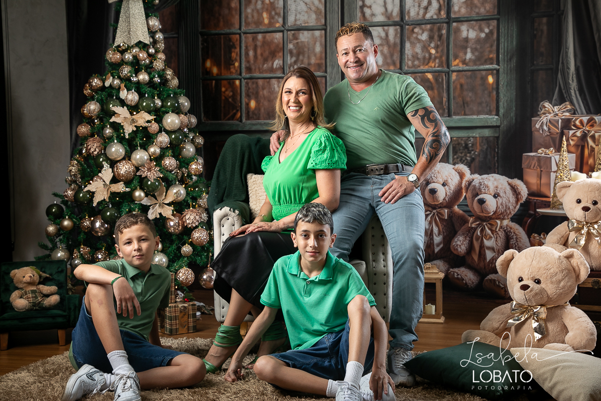 ensaio-fotografico-de-natal-cenario-fotografico-de-natal-fundo-fotografico-de-natal-2024-melhor-fotografo-em-barbacena-retratos-de-natal-mini-sessao-fotografica-de-natal-retratos-de-familia-no-natal-arvore-de-natal-decoracao-de-natal-em-barbacena-natal